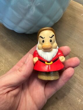 Disney Snow White and the Seven Dwarves Fisher Price Little People Red Dwarf